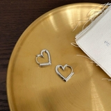 耳元にさりげない甘さを添える、ミニハートフープピアス アクセサリー 両耳セット | maison de LATIR | 詳細画像7 