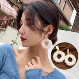 ホワイト | リングピアス レディース ファー付き | Miniministore