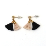 ブラック | バイカラーミニフリンジピアス タッセル小ぶり ツートン | monamona