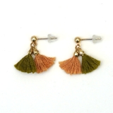 グリーン | バイカラーミニフリンジピアス タッセル小ぶり ツートン | monamona