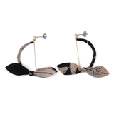 ブラウン | リボンモチーフピアス さがり ゆれる 花柄 | monamona