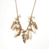 ホワイト | フェザーモチーフトルコビーズネックレス | monamona