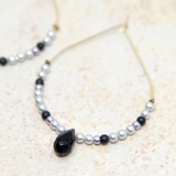 ブラック | ドロップ型パール＆ビーズ涙下がりピアス | monamona