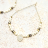 ホワイト | ドロップ型パール＆ビーズ涙下がりピアス | monamona