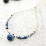 グレー | ドロップ型ビーズ＆キャッツ玉ピアス | monamona