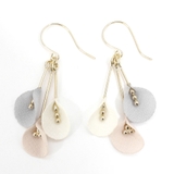 ホワイト | リーフモチーフさがりピアス パステル フックピアス 大人かわいい こなれ感 | monamona