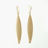 ベージュ | リーフモチーフロングピアスフック掛けシンプル揺れる | monamona