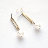 ピアス 中抜きプレートパール下がり | monamona | 詳細画像3 