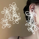 ホワイト | ビジューフラワーデザインピアス 存在感抜群 パールビーズ | SLENDER