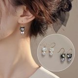 シェル＆パール猫モチーフピアス ホワイト ブラック | SLENDER | 詳細画像1 