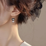 シェル＆パール猫モチーフピアス ホワイト ブラック | SLENDER | 詳細画像3 