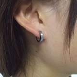 シンプルシルバーのちびフープピアス輝きすぎないマットな色味がいい | アクセサリーショップPIENA | 詳細画像3