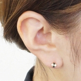 4石がぎゅっと集まったスクエアピアス クリア オセロ | アクセサリーショップPIENA | 詳細画像3 