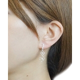 チタン製ポスト 大小のフラワーモチーフがぶら下がったスタッドピアス | アクセサリーショップPIENA | 詳細画像9