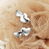 大きさの違うハートが横に並んだプレーンタイプのピアス Wハートで幸せをキャッチ … | アクセサリーショップPIENA | 詳細画像1