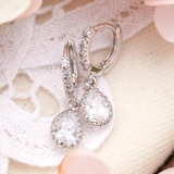 1粒ティアドロップがぶら下がる5連ジルコニアフープピアス 光を通すミルグレイン枠… | アクセサリーショップPIENA | 詳細画像1 