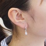 1粒ティアドロップがぶら下がる5連ジルコニアフープピアス 光を通すミルグレイン枠… | アクセサリーショップPIENA | 詳細画像3 