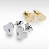 メタリックなハート型の枠に小さなジルコニアをセットしたチタンポストのピアス シル… | アクセサリーショップPIENA | 詳細画像1 