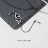 軟骨ピアス 手錠チェーン個性派Wチャーム揺れるクールハロウィン ボディピアス | ボディピアス専門店凛RIN | 詳細画像2 