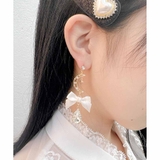 アイボリー | クリスタルムーンリボンピアス | ROJITA