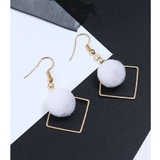 ホワイト | ふわふわ ファーピアス 菱形イヤリング | shoppinggo