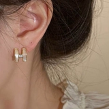 WHT(ピアス) | イニシャルデザイン ピアス アクセサリー | VICTORIA