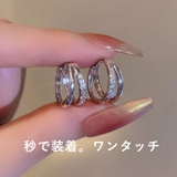 横顔盛れする小ぶりフープピアス 5粒ストーンきらめき ワンタッチ式 | VICTORIA | 詳細画像5 
